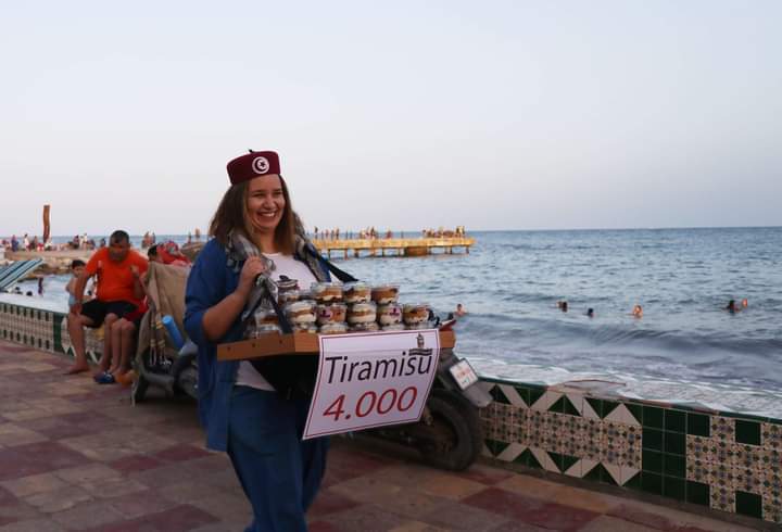 قصة نجاح شابة تجذب الزبائن بالتيراميسو وزي الدنقري التقليدي Tunisie