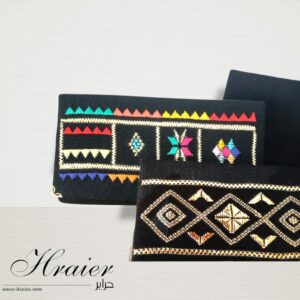 Pochette noir brodée