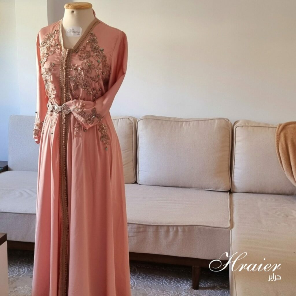 Caftan brodé en satin de soie : Élégance et exclusivité à votre mesure Tunisie