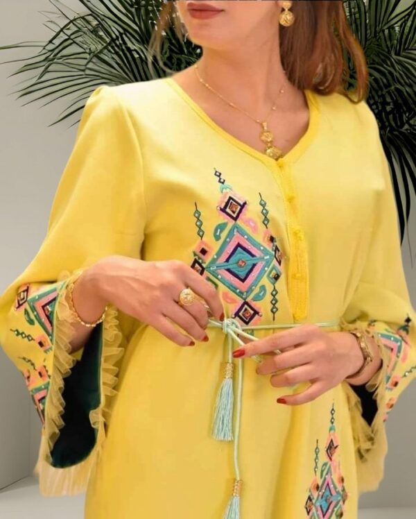 Jebba luxe traditionnelle jaune avec motif amazigh : une tenue élégante et culturelle Tunisie
