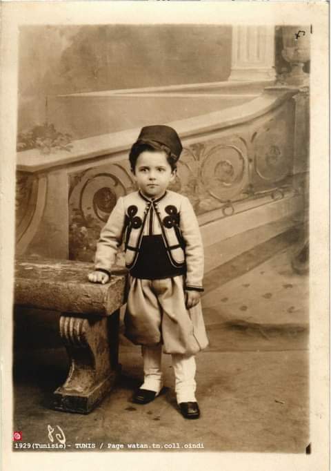 اقدم صورة لطفل تونسي بالباس التقليدي: تجسيد لتراث تونس في عام 1929 Tunisie