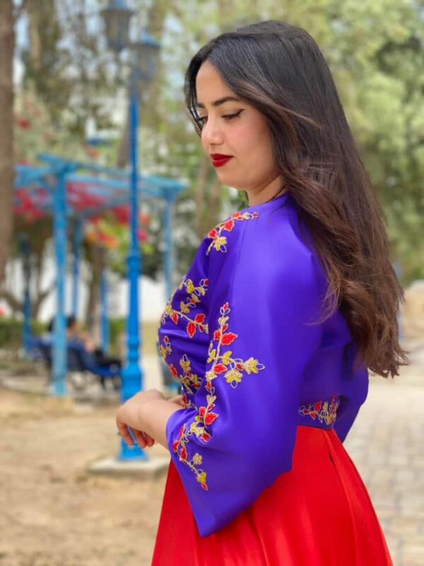Robe tunisienne traditionnelle rouge et violet brodée de fleurs Tunisie
