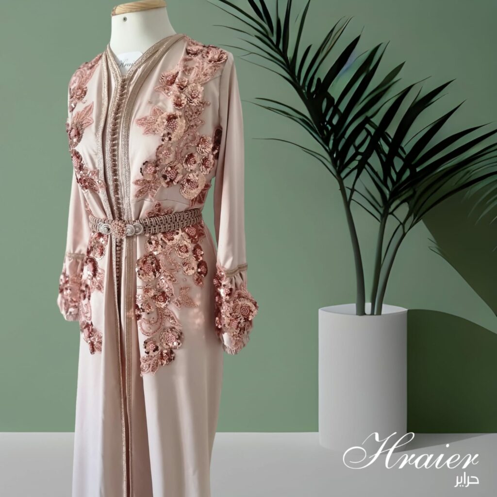 Caftan tunisien en Satin Osaka de couleur rose : touche de luxe Tunisie