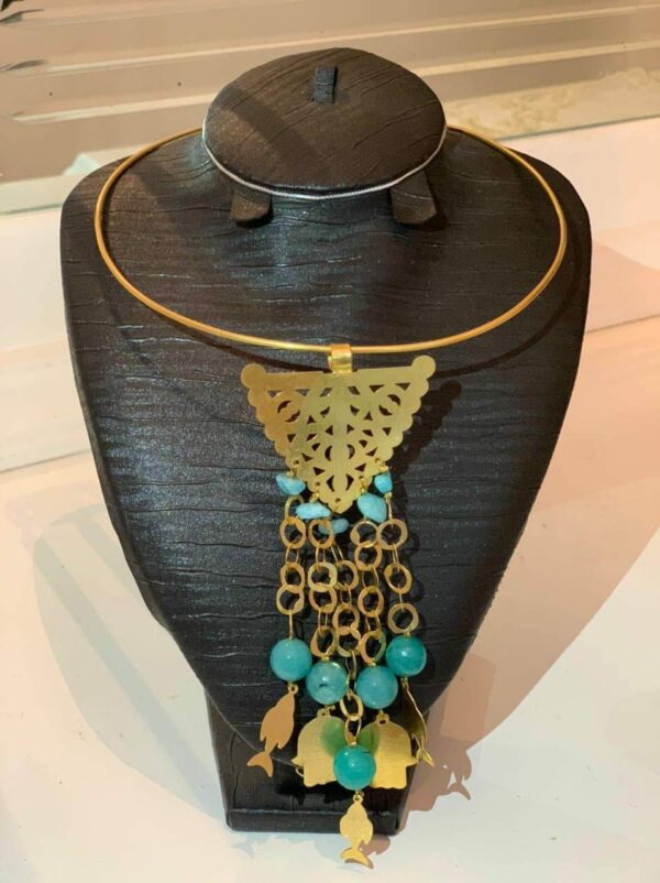 Collier en cuivre et pierres précieuses dorées et bleues de luxe. Tunisie
