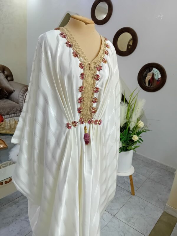 Caftan blanc en tissu sefsari style jebba. Tunisie