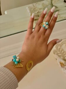 Un bracelet et une bague, sont fabriqués en cuivre trempé dans de l'or et ornés de pierres précieuses. Tunisie