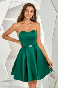 Robe Enjôleuse courte de couleur vert foncé. Tunisie