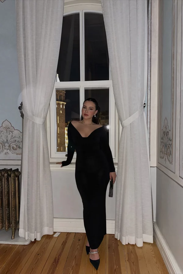 Une robe soirée noire longue d'une simplicité élégante. Tunisie