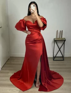 Robe rouge en satin style sirène avec épaules dénudées pour soirée. Tunisie