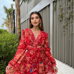 Élégante robe soirée rouge avec un détail au dos. Tunisie