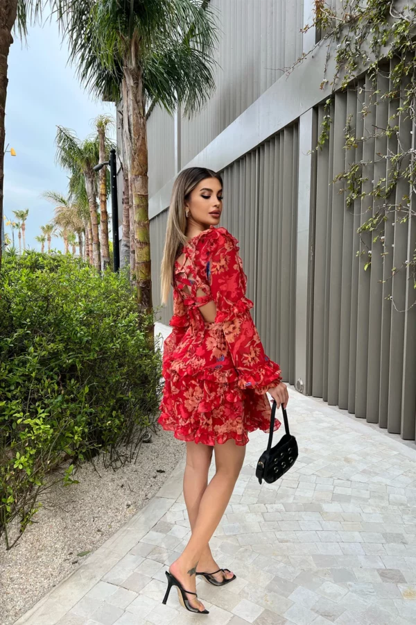 Élégante robe soirée rouge avec un détail au dos. Tunisie