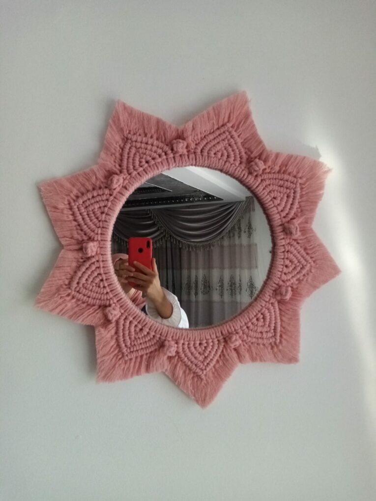 Miroir Macramé Artisanal Rosé : Élégance Bohème pour Votre Intérieur Tunisie