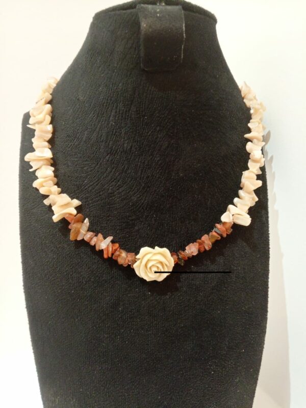 Collier en pierre rouge et beige clair Tunisie