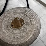 Sac sport & chic en paille naturelle et bandoulière en fil coton