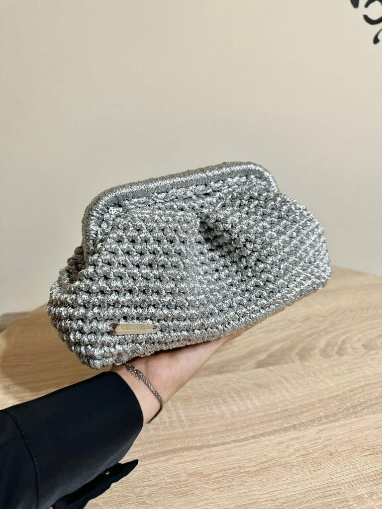 Clutch en crochet fait main, teinte pailletée, par Sola Tunisie