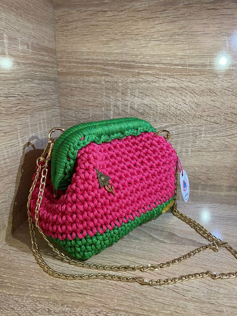 Pochette crochetée à la main, couleur rose et verte, par Sola Tunisie