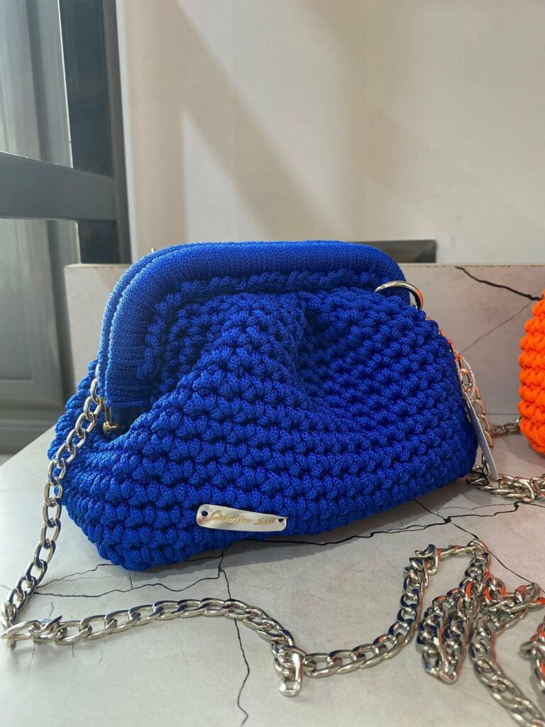 Pochette artisanale bleu en croche par Sola Tunisie