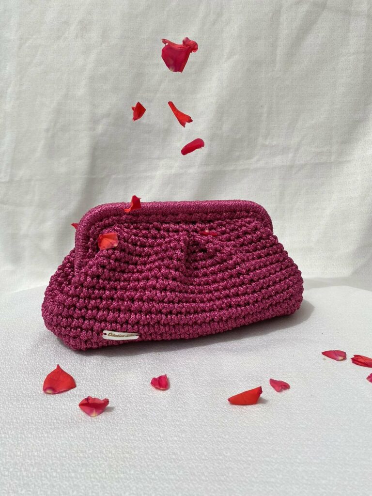 Clutch artisanal en crochet avec teinte pailletée par Sola. Tunisie