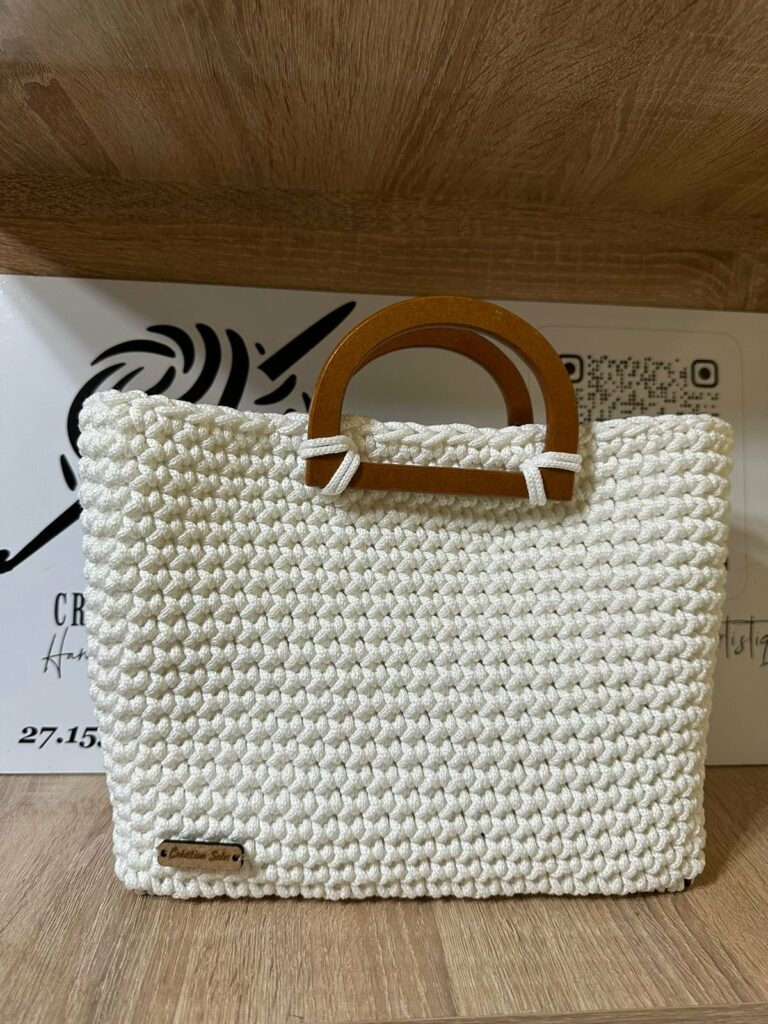 Couffin blanc en crochet, confection artisanale avec base et poignées en bois par Sola. Tunisie