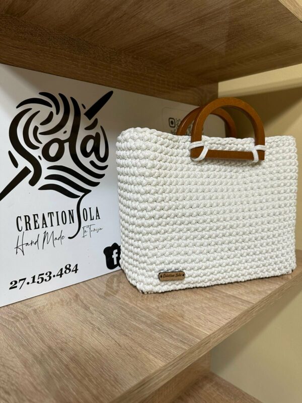 Couffin blanc en crochet, confection artisanale avec base et poignées en bois par Sola. Tunisie