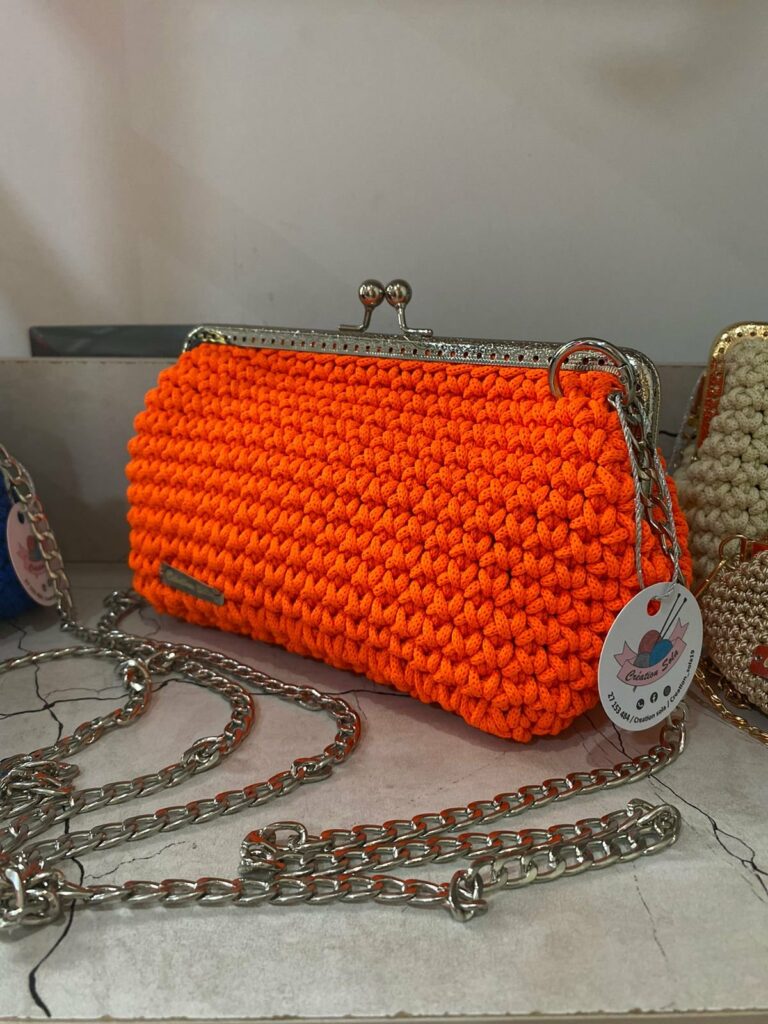 Pochette orange artisanale en crochet dotée d'un fermoir inoxydable, signée Sola Tunisie