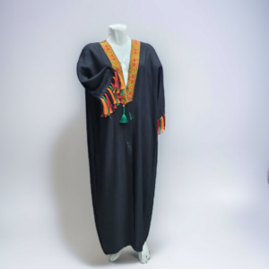 Abaya en tissu crêpe froissé avec un galon brodé