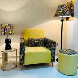 Coin cosy, fauteuil jaune, lampadaire et abat-jours