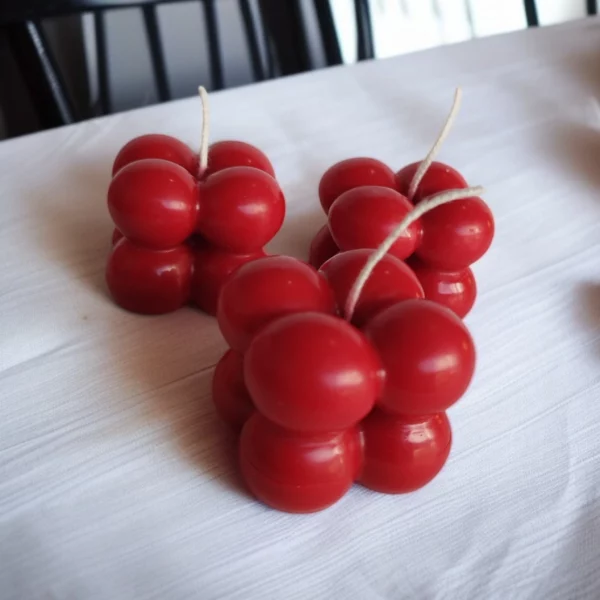 Bougie en forme de grand cœur rouge