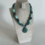 Collier avec des pierres turquoise et hématite