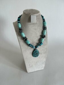 Collier avec des pierres turquoise et hématite