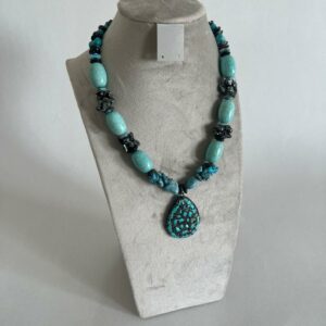 Collier avec des pierres turquoise et hématite