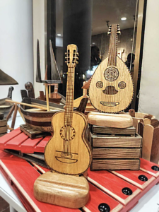 Support smartphone en bois guitare & oud Tunisien Tunisie