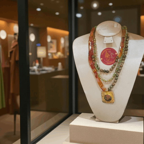 Collier avec pierres et pendentif cuivre trompé dans l'or Tunisie