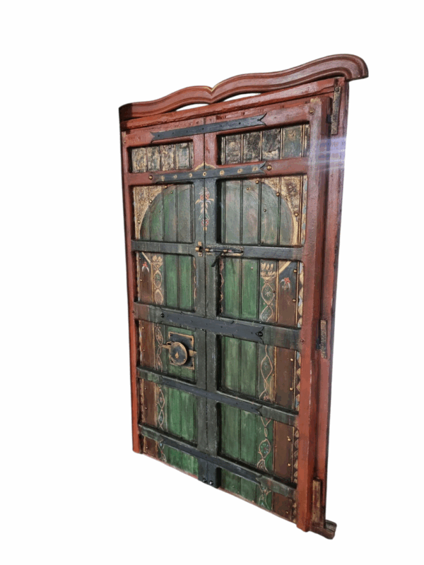 Fenêtre antique restauré pour décoration intérieur avec porte Tunisie