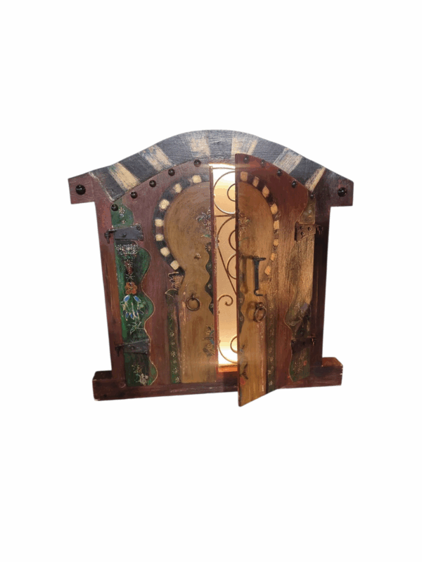 Fenêtre antique restauré pour décoration intérieur avec porte Tunisie