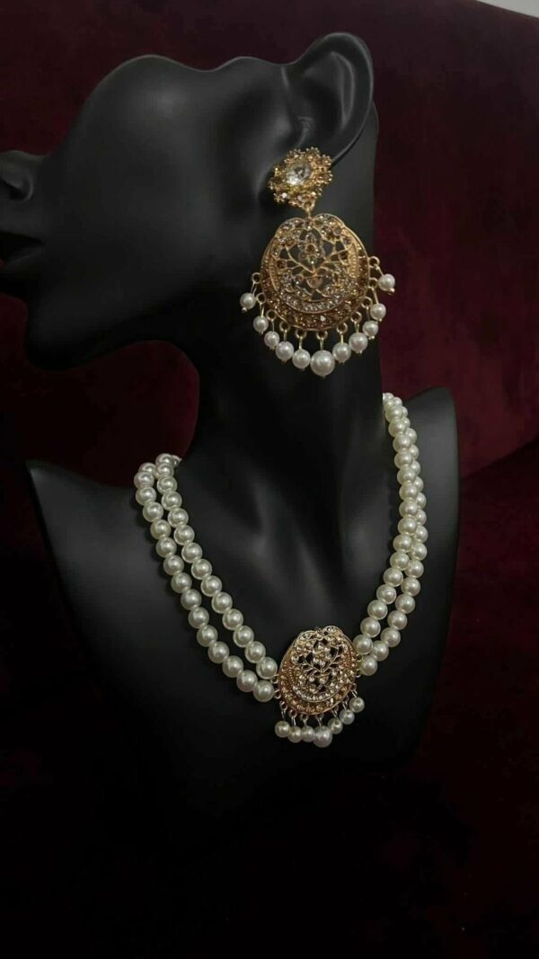 Collier à double rang de perles Tunisie