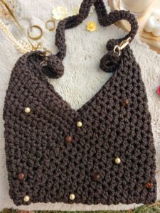 Sac à main en crochet marron forme triangle Tunisie
