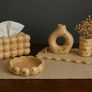 Éléments de Décoration en Gypse Naturel: Vase Sculptural + Plateau Rond Décoratif + Pot Irrégulier (Froissé) +La Boîte à Bulles (porte serviette) 1 en Tunisie Éléments de Décoration en Gypse Naturel: Vase Sculptural + Plateau Rond Décoratif + Pot Irrégulier (Froissé) +La Boîte à Bulles (porte serviette) Tunisie