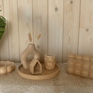 Éléments de Décoration en Gypse Naturel: Vase Sculptural + Plateau Rond Décoratif + Mini Maisonnette + Pot Irrégulier (Froissé) +La Boîte à Bulles (porte serviette) + Plat à Bijoux Coquillage Tunisie