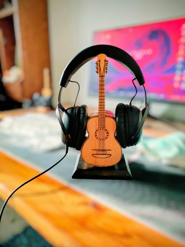 cropped-573173713_18378712087194773_1117952069476396287_n-scaled-1.jpg Porte-Casque Guitare Acoustique en Bois Nobles Tunisie