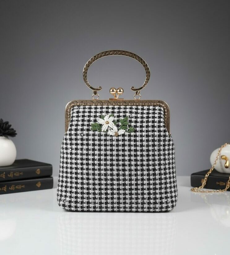 cropped-unnamed-3-scaled-1.jpg Sac à Main Vintage Tweed Noir & Blanc avec Broderie Florale Tunisie