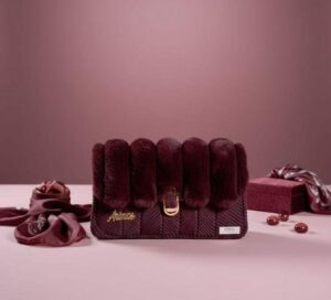 Sac à main fait à la main en fil de canevas avec fourrure, couleur rouge Tunisie