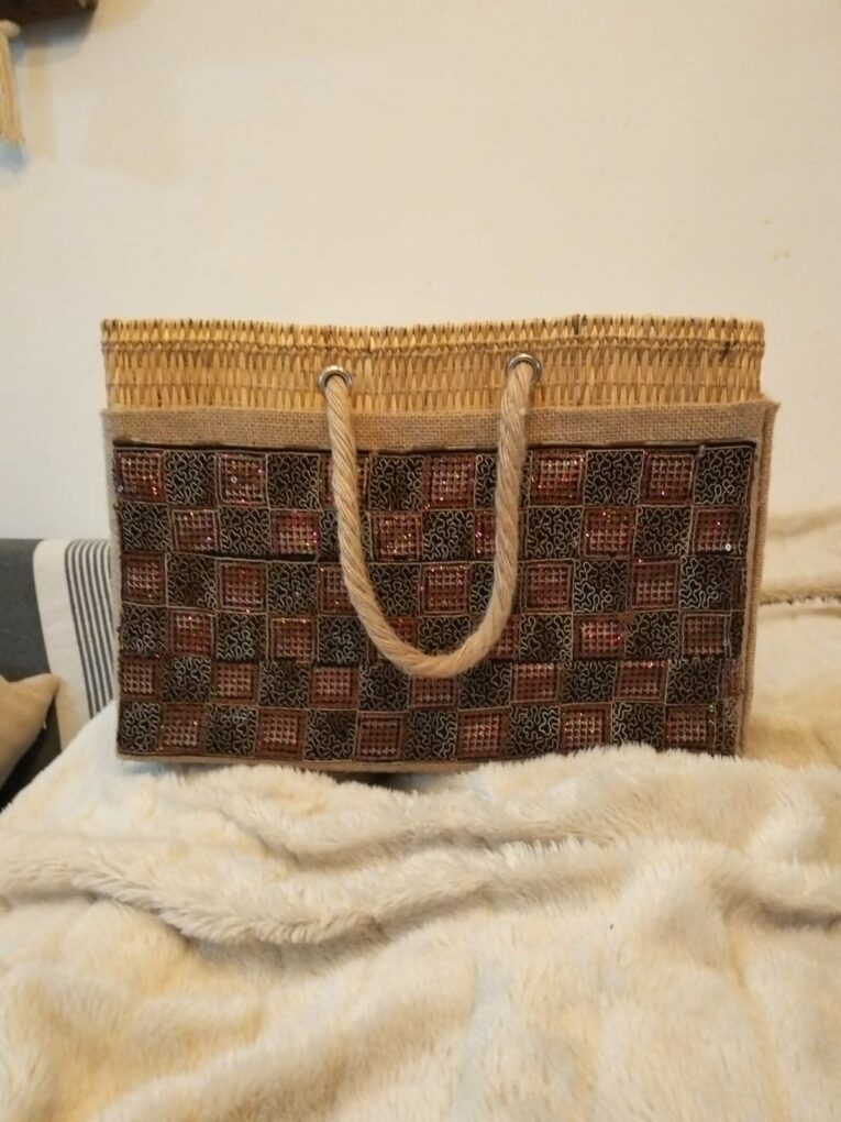 2026/04/1000365751-scaled.jpg Couffin bling bling: main en corde tissus halfa avec carreau scintillant Tunisie