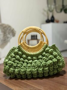 Sac en crochet couleur vert pistache.anses rondes en bambou Tunisie