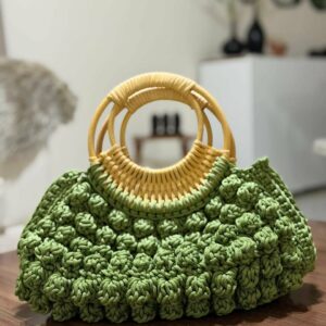 Sac en crochet couleur vert pistache.anses rondes en bambou Tunisie