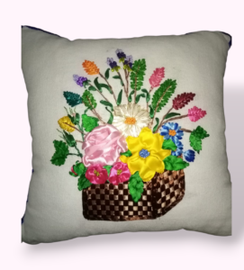 Coussin Décoratif Blanc – Panier de Fleurs Champêtres & Broderies de Ruban Artisanal Tunisie