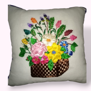Coussin Décoratif Blanc – Panier de Fleurs Champêtres & Broderies de Ruban Artisanal Tunisie