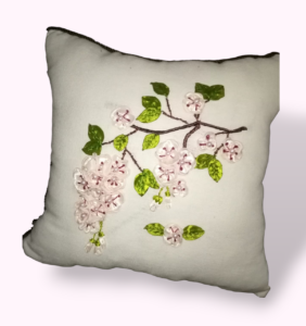 Coussin Décoratif Blanc – Branche de Cerisier en Fleurs & Broderies de Ruban Artisanal Tunisie