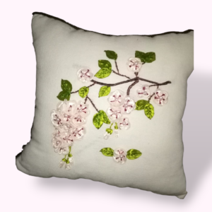 Coussin Décoratif Blanc – Branche de Cerisier en Fleurs & Broderies de Ruban Artisanal Tunisie