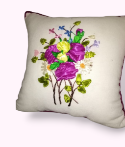 Coussin Décoratif Blanc – Bouquet de Roses Éclatantes & Broderies au Ruban Artisanal Tunisie